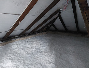 Zateplení stropu bytového domu pomocí foukané izolace